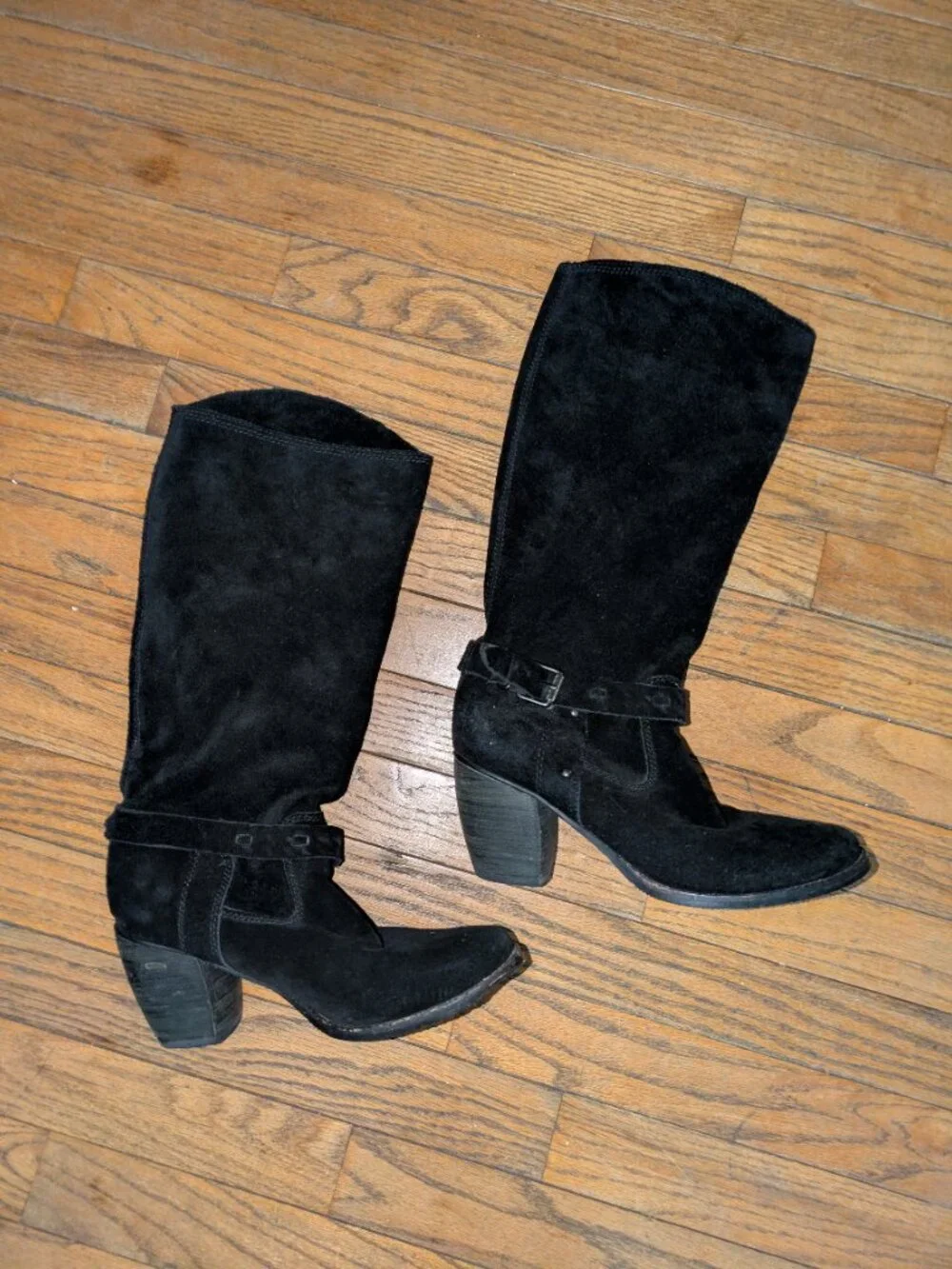 Bcbg generation size 8 and 1/2 suede boots